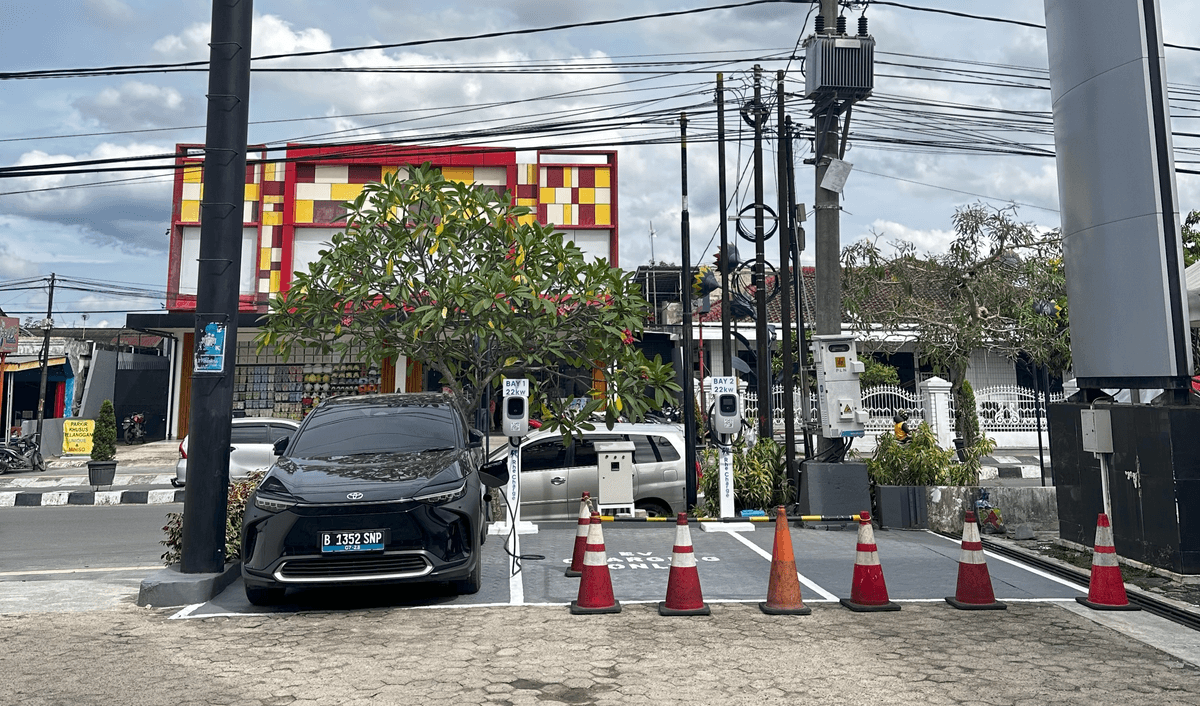 Dua unit charger AC RheCharge di lokasi operasional Jambi
