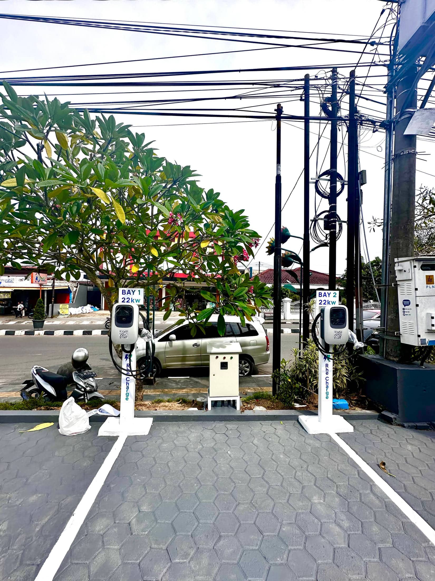 Dua unit charger AC RheCharge di lokasi operasional Jambi