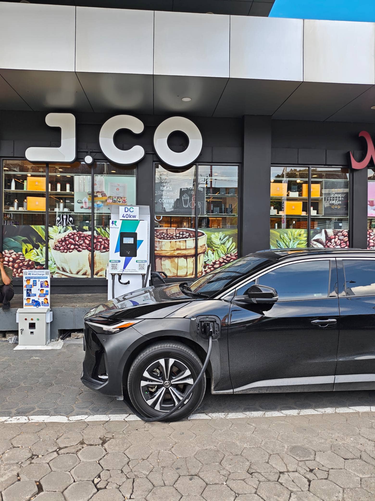 Mobil listrik mengisi daya di charger RheCharge DC, WTC Jambi