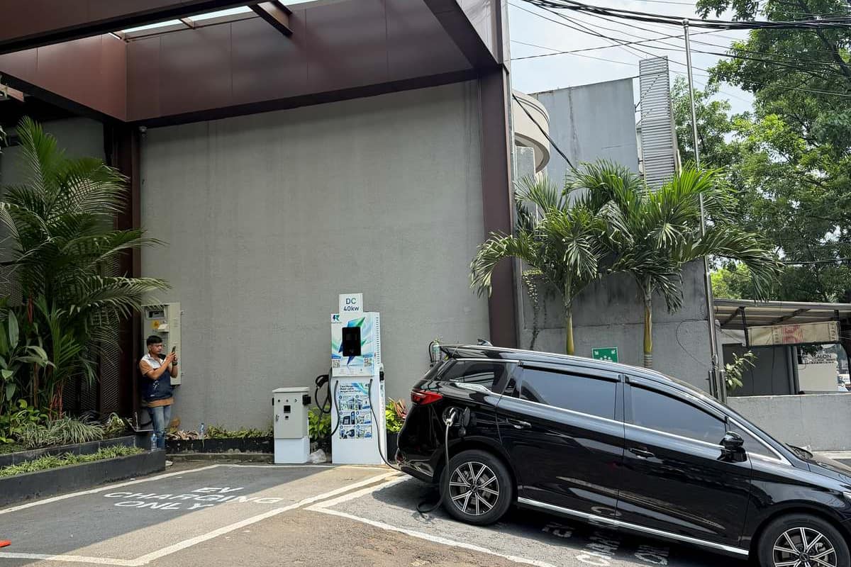 Mobil listrik mengisi daya di charger DC 40 kW RheCharge, Hotel Santika Pasir Kaliki, Bandung